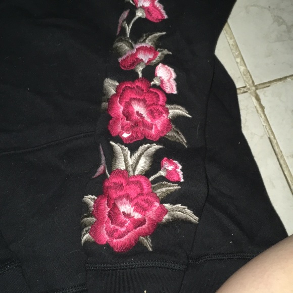 🥳 5 for $25 🥳 Hoodie - Picture 3 of 4